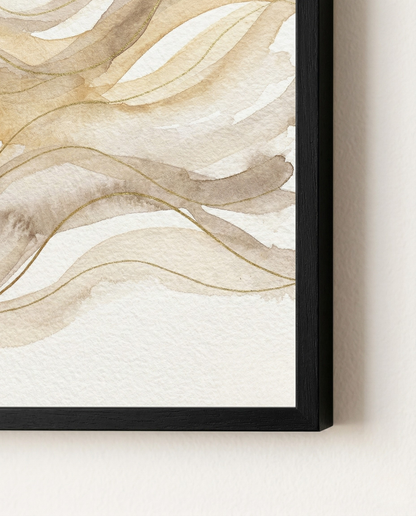 Sanfter Fluss – Abstraktes gerahmtes Bild in Creme & Sand